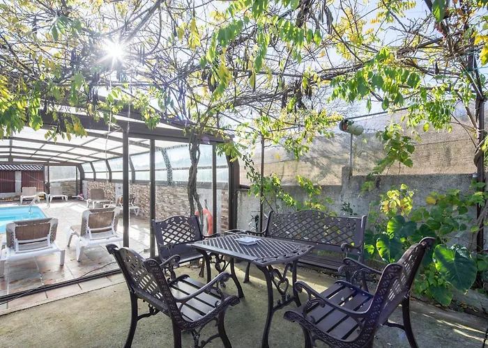 Bed & Breakfast O Forno Do Curro-habitacion Jardin Boborás